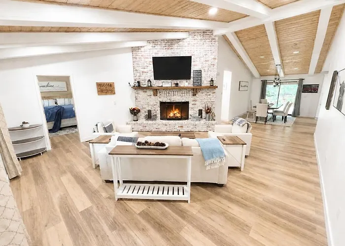 "decked Out" Luxury Treehouse * Indian Pine