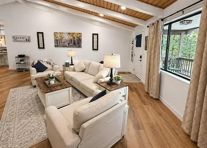 "decked Out" Luxury Treehouse Holiday home *