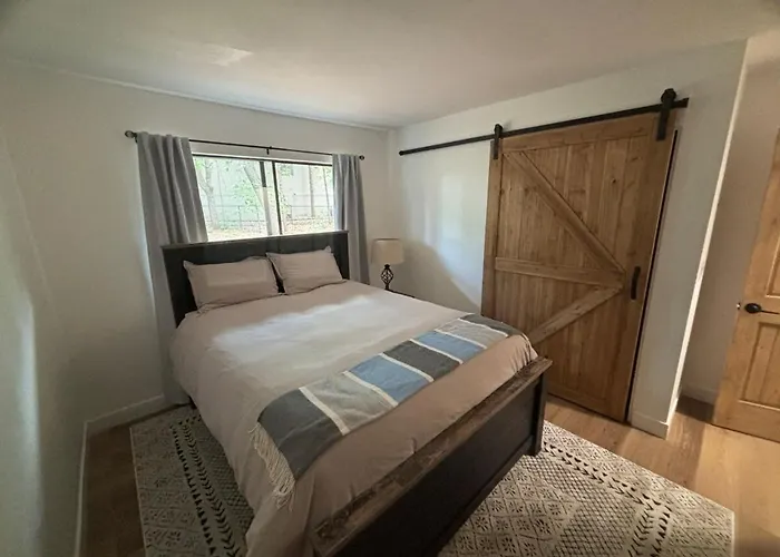"decked Out" Luxury Treehouse Holiday home *
