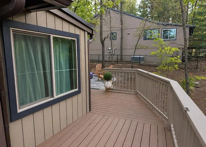 "decked Out" Luxury Treehouse Holiday home Indian Pine
